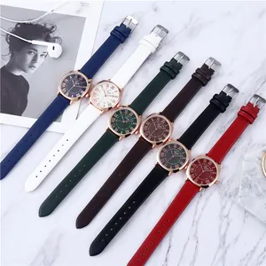 Vista piana di orologi al quarzo da donna con quadranti romani in sei cinturini colorati