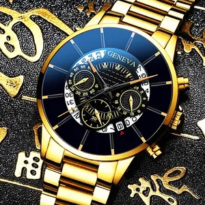 Gros plan du cadran de montre dorée avec sous-cadrans et guichet de date sur fond noir