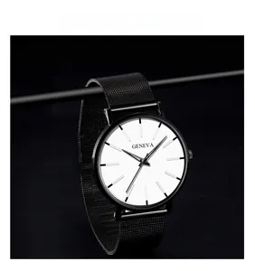 Détail de la montre à quartz GENEVA avec cadran blanc et bracelet en maille d'acier noir