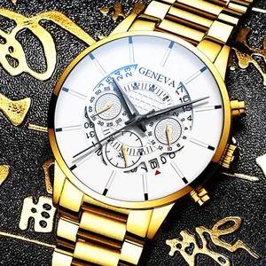Gros plan détaillé d'une montre dorée pour hommes avec cadran blanc et dateur intégré