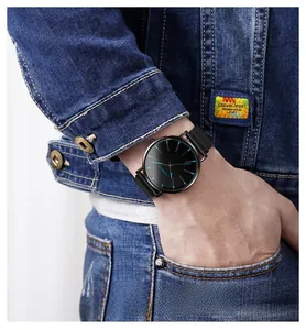 Gros plan d'une montre à quartz pour homme avec bracelet en maille noire et index bleus