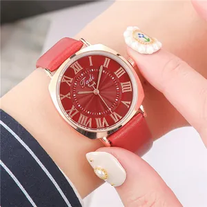 Dettaglio orologio da donna con quadrante rosso soleil e cassa rettangolare dorata