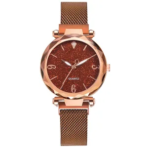 Detalle de reloj de cuarzo oro rosa con esfera estrellada y cristal facetado de lujo
