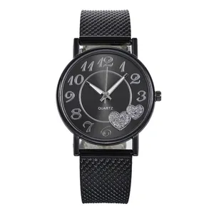 Minimalistische schwarze Quarzuhr mit Mesh-Armband und Herzakzenten auf dem Zifferblatt