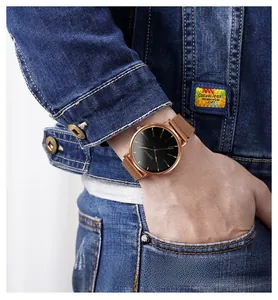 Détail de la montre à quartz Geneva avec bracelet Milanais rose doré au poignet