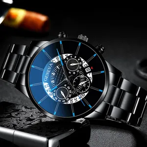 Détail montre homme en acier noir avec verre bleu, décor cigare et briquet vintage