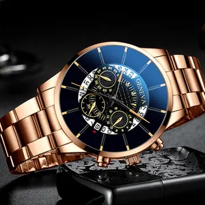 Détail d'une montre en acier rose doré avec cadran bleu et affichage de la date sur fond noir