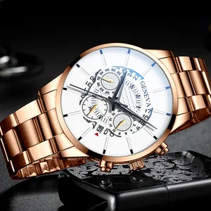 Détail d'une montre Geneva or rose avec cadran blanc et trois sous-cadrans décoratifs