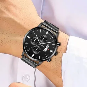 Détail de montre quartz pour homme avec bracelet en maille noire et fenêtres de date