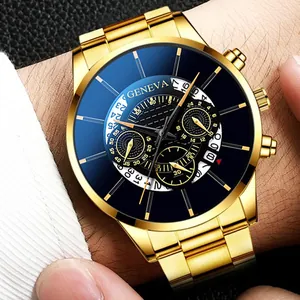 Gros plan d'une montre en acier doré avec cadran bleu et calendrier au poignet masculin