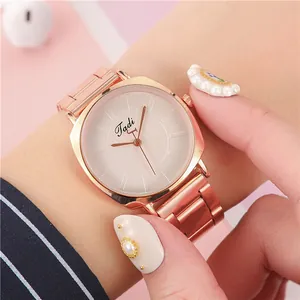Elegante roségoldene Stahluhr für Damen mit minimalistischem Zifferblatt und Gliederarmband