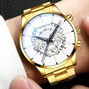 Détail d'une montre Geneva en acier doré avec fenêtre de calendrier et sous-cadrans au poignet