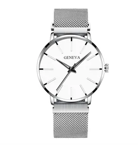 Détail de la montre Geneva avec bracelet en maille argentée et cadran blanc épuré
