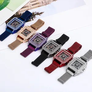 Détail de montres à quartz carrées avec lunettes en cristal et cadrans étoilés colorés