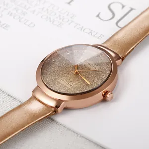 Détail de la montre élégante or rose avec cadran étoilé scintillant et mouvement quartz