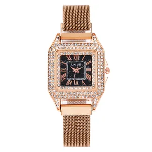 Montre carrée élégante en or rose avec lunette en cristal et cadran ciel étoilé noir