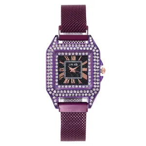 Détail d'une montre à quartz carrée violette avec lunette en cristal et bracelet milanais