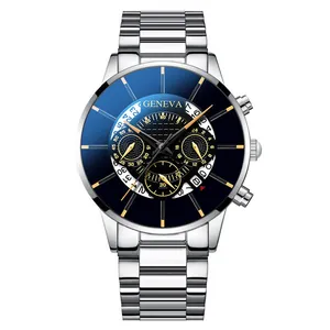 Détail macro d'une montre homme avec cadran bleu dégradé et bracelet en acier inoxydable argenté