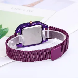 Détail d'une montre à quartz carrée violette avec bracelet milanais et lunette en cristal