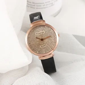Montre élégante pour femme en or rose avec cadran scintillant et bracelet en cuir noir