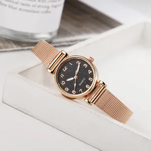 Dettaglio orologio in maglia oro rosa con quadrante stellato nero e glitter lucidi