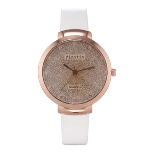 Montre quartz femme avec boîtier or rose, cadran pailleté rose et bracelet en cuir blanc