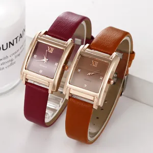 Detailansicht quadratischer Quarzuhren mit römischen Ziffern und Lederarmbändern