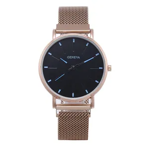 Vue détaillée de la montre Geneva avec cadran noir et bracelet milanais en or rose élégant