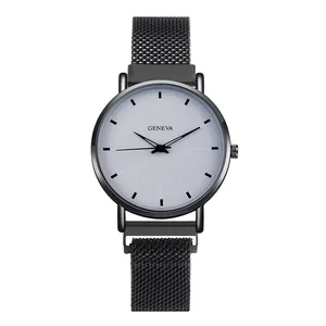 Détail de la montre Geneva avec cadran blanc et bracelet en maille milanaise noire