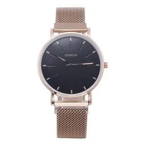 Détail du bracelet en maille milanaise rose doré et cadran noir sur la montre Geneva