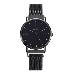 Détail d'une montre à quartz Geneva avec cadran noir et bracelet en maille noire