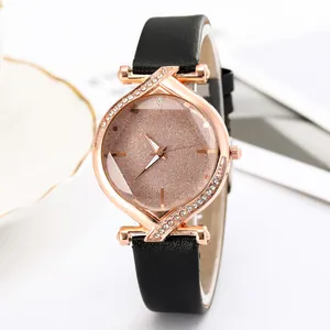 Montre femme avec bracelet en cuir noir, cadran pailleté or rose et détails strass