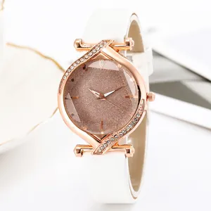 Montre femme élégante avec boîtier diamant or rose et cadran ciel étoilé sur cuir blanc