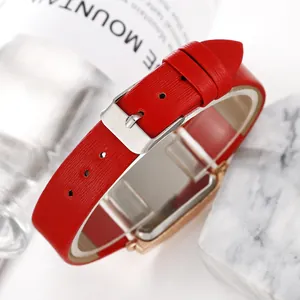 Detailansicht eines roten Lederarmbands mit roségoldenem Gehäuse und Silberschnalle