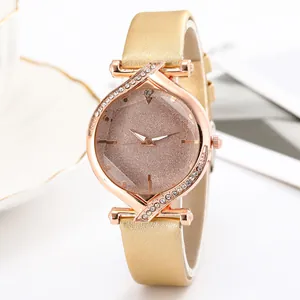 Montre élégante pour femme en or rose avec cadran pailleté et bracelet en cuir