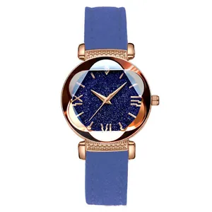 Dettaglio dell'orologio oro rosa con quadrante blu stellato e vetro sfaccettato