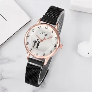 Orologio al quarzo in oro rosa alla moda con cinturino milanese su sfondo marmo