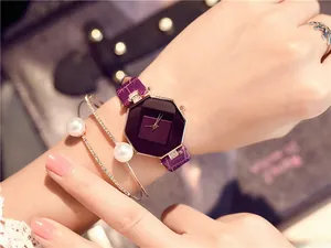 Dettaglio dell'orologio viola ottagonale con bracciali in oro con perle e diamanti