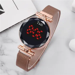 Montre LED numérique pour femme en or rose avec bracelet magnétique et verre facetté