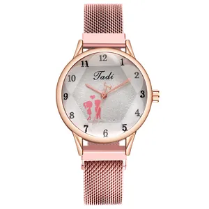 Dettaglio dell'orologio in maglia oro rosa con silhouette romantica sul quadrante