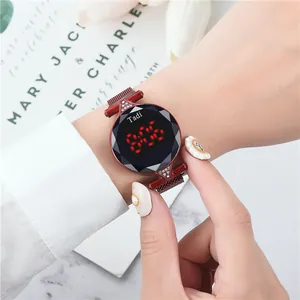 Détail de la montre LED rouge vin avec verre facetté et bracelet magnétique en maille