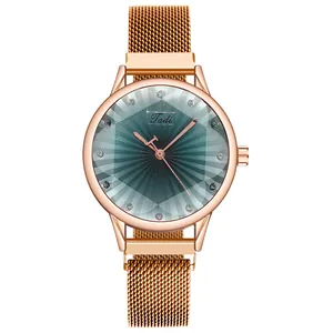 Montre femme élégante en or rose avec cadran sarcelle et bracelet magnétique