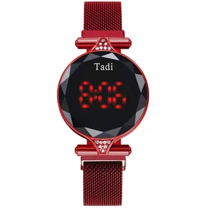 Détail de la montre LED rouge avec bracelet magnétique milanais et accents de strass