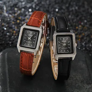 Detail von quadratischen Silber-Quarzuhren mit schwarzem Zifferblatt und Lederarmband