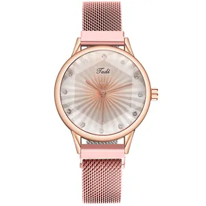 Montre élégante pour femme en or rose avec bracelet en maille, cadran rayonnant et strass