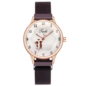 Dettaglio del cinturino in maglia oro rosa e quadrante dell'orologio al quarzo con cuore