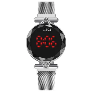 Détail du cadran en verre facetté et affichage LED rouge sur la montre en maille argentée
