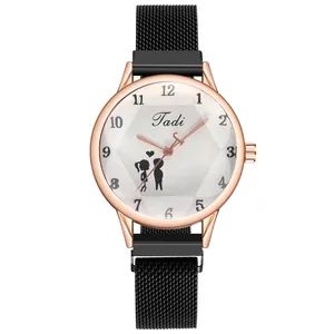 Dettaglio della cassa dell'orologio oro rosa con cinturino milanese e quadrante romantico