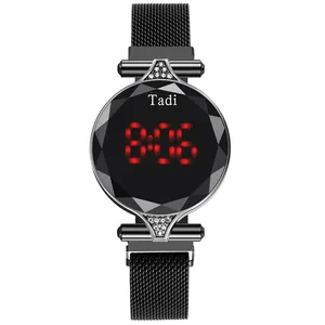 Détail de la montre LED noire avec bracelet magnétique et boîtier serti de diamants