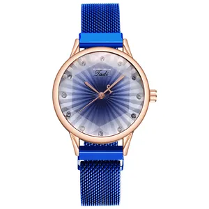 Montre femme or rose avec cadran bleu, strass et bracelet en maille magnétique